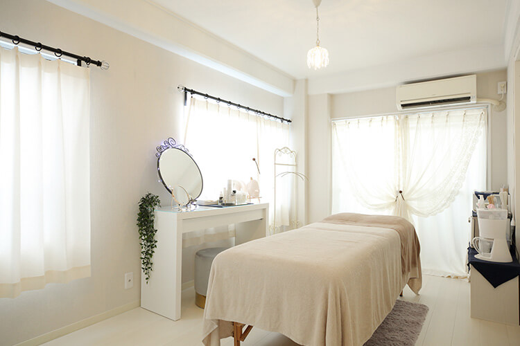 女性起業家 ビジネス写真 サロン 内観写真